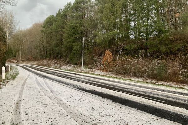 Les chutes de grêle sont impressionnantes, laissant l'illusion d'un tapis de neige