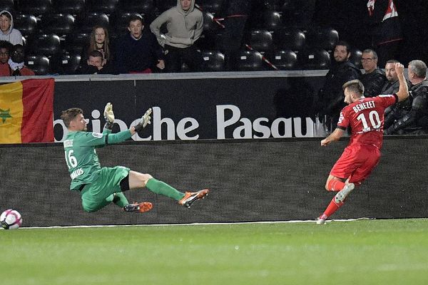 Football. L1. 8ème journée du championnat de France de Ligue 1. SCO Angers / EAG Guingamp but de Benezet