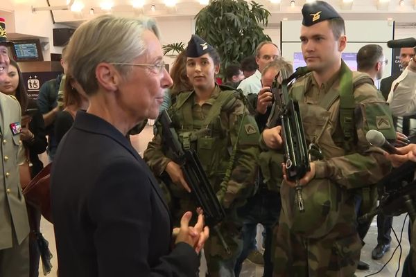 eliabeth Borne a salué à la gare de Lyon-Perrache "l'engagement" des militaires de la force Sentinelle"