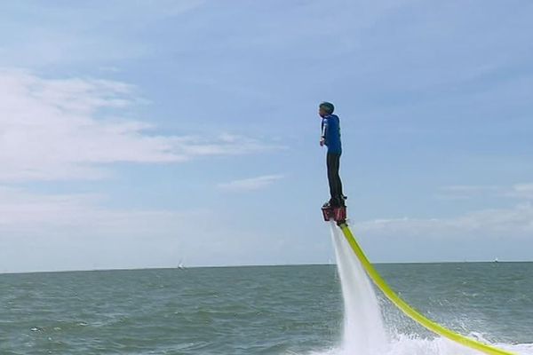 Le flyboard ou l asensation de voler au-dessus de la mer.