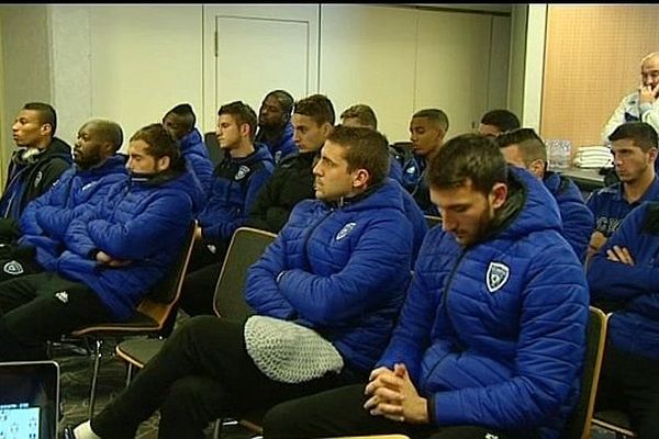 20/01/15 - Le groupe de Ghislain Printant lors de la causerie d'avant-match Quevilly / Bastia - Coupe de France 2014