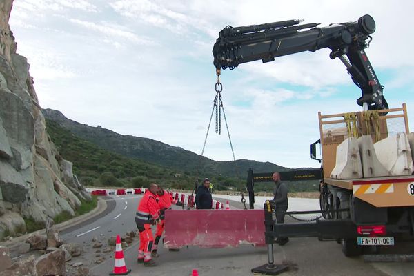 Depuis ce week-end, les agents du service des routes de la Collectivité de Corse ont travaillé sur le tronçon de la RT30 afin de permettre sa réouverture sur une seule voie de circulation.