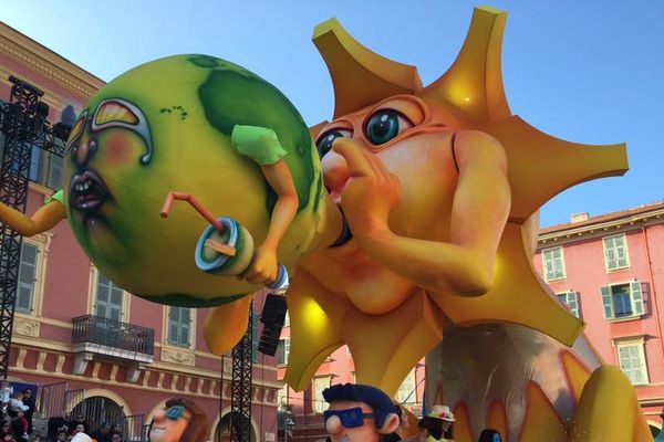  Les chars du carnaval de Nice défilent sous le soleil