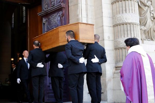 Le cercueil, à l'entrée de l'église Notre Dame du Mont