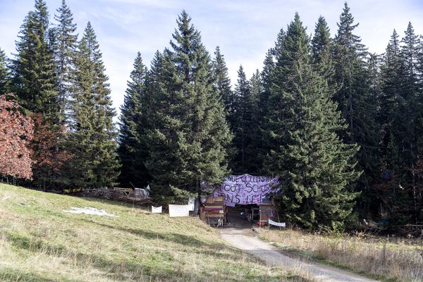 Le lieu où doit être construit la retenue collinaire de La Clusaz est occupé par une ZAD depuis de nombreuses semaines.