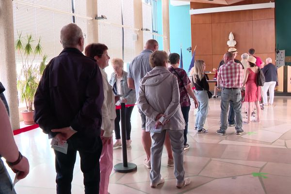 Forte affluence dans ce bureau de vote, à Vire. C'est ici qu'Élisabeth Borne, ancienne première ministre, a voté ce matin. Dans le Calvados, la participation était de 28.06 % à 12 h.