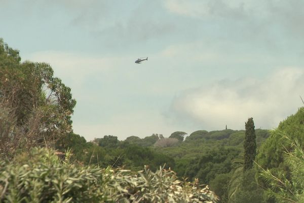 En saison estivale, des dizaines d'hélicoptères survolent chaque jour la commune de Ramatuelle, dans le Var. 