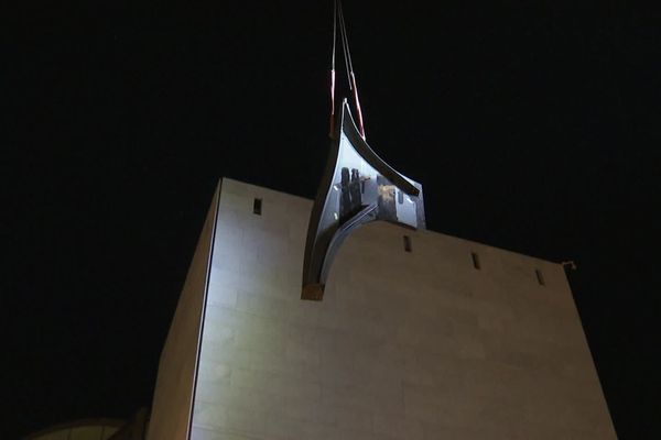 Le Stabile-mobile de Calder, déboulonné et dans les airs pour son déménagement du parvis du TNN à Nice.