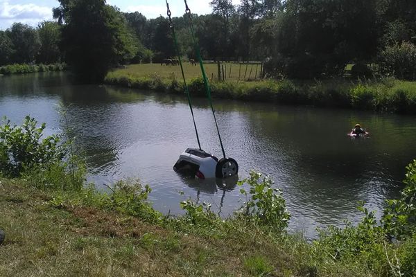 Le véhicule, ici en cours de remorquage, gisait par 4 mètres de fond. 