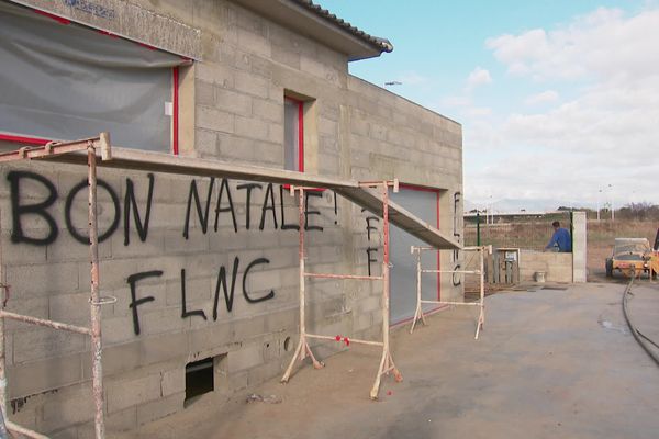 Plusieurs tags ont été retrouvés sur la façade principale de l'habitation en construction.