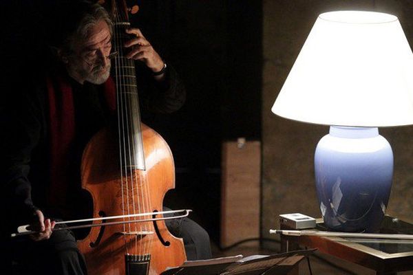 La venue auprès des migrants de Calais de Jordi Savall, "artiste Unesco pour la Paix" depuis 2008, avait une portée symbolique forte 