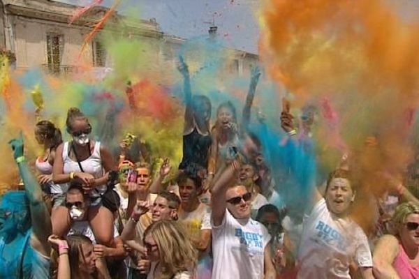 Le clou de la fête : la "colour fight" ou "bataille de poudres colorées"