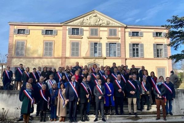 Samedi a eu lieu une réunion des élus en soutien à Xavier Odo, maire DVD de Grigny