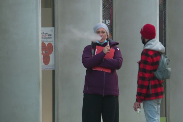 Traditionnelle ou électronique, la cigarette est proscrite devant l'école dans une zone de 10m2