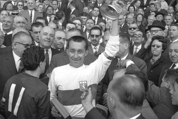 Aimé Mignot soulève la Coupe de France 1964 après une victoire de l'OL (2-0) face à Bordeaux.
