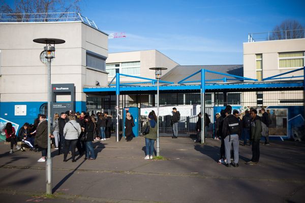 Le parvis du lycée Maurice Utrillo à Stains en Seine-Saint-Denis.