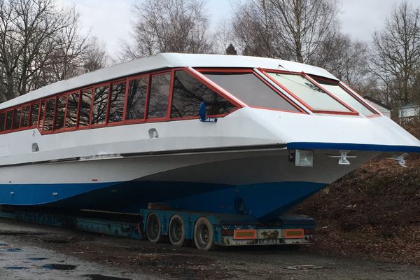 Présent depuis 25 ans à Vassivière, le bateau restaurant a été démonté puis transporté sur les bords du Rhône. 