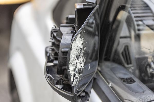 La police alerte sur un risque d'escroqueries au rétroviseur, particulièrement sur les parkings de supermarchés.