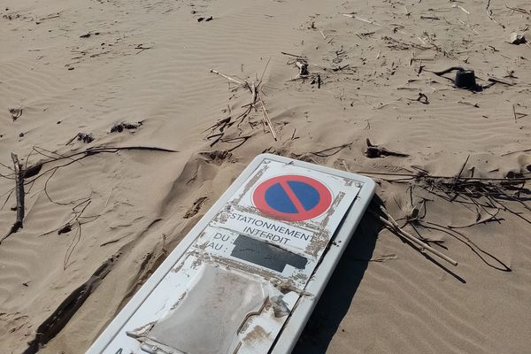 Panneau de signalisation de la ville de Marmande, retrouvé au pied du phare de Cordouan par deux gardiens