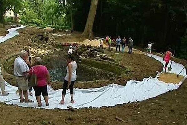 Des habitants de la commune de Saint-Rémy sont venus prêter main forte pour restaurer le parc du musée de l'école samedi 27 juin 2015 lors de la 2e journée éco-citoyenne. 