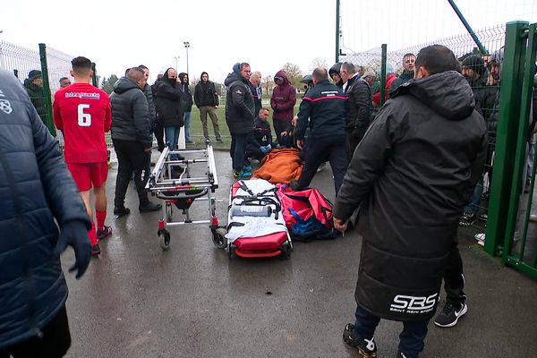 La civière avec laquelle l'entraîneur de Wasquehal sera évacué par les pompiers.