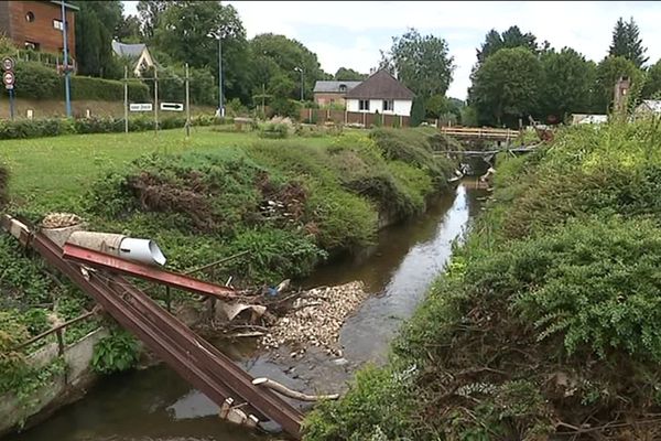 L'inondation a détruit deux ponts en bois chez un producteur de fleurs à Saint-Désir