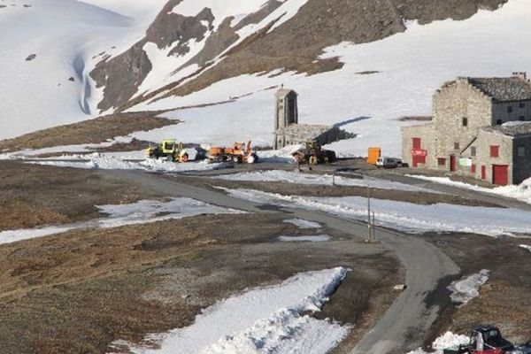 Le col a rouvert avec plus de 10 jours de retard à cause d'un enneigement exceptionnel