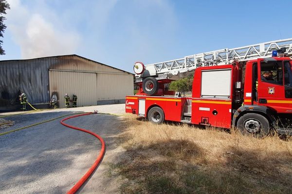 Saint-Drézéry (Hérault) - un hangar agricole en feu - 23 juillet 2019.