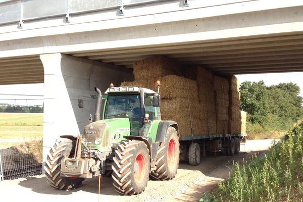 Le tracteur stationné sous le pont par les agriculteurs à Villesoubis près de Juillé (16)