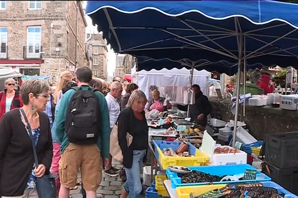 étals de poissonnier sur le marché de Dinan (22)