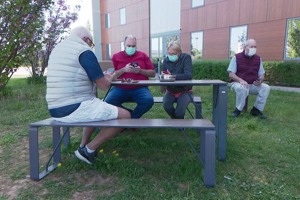 Un groupe de touristes, débarqués de leur croisière en Méditerranée, attend depuis 24 jours de pouvoir rentrer en Argentine. 18 avril 2020, Lyon Saint-Exupéry