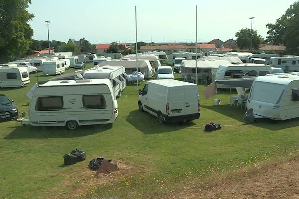 Le terrain de sport de La Tremblade (Charente-Maritime) actuellement occupé par une communauté de gens du voyage.