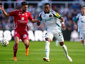 Julien Le Cardinal, le joueur du Stade brestois affronte Joe Willock joueur de Newscastle le 10 août 2024 lors des matchs de pré-saison dans le stade de Saint James' Park