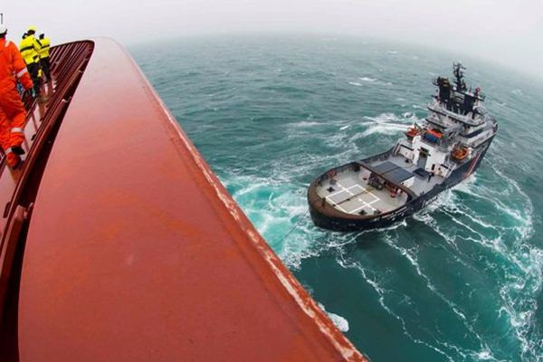 L'exercice de remorquage de l'Emma Maersk au large de Ouessant