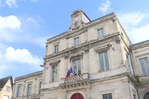 La mairie de Clamecy, dans la Nièvre.