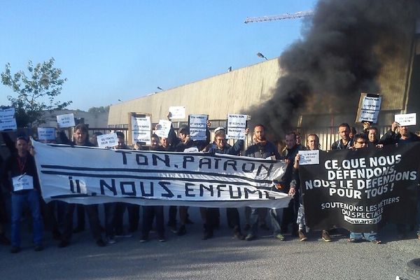 Une cinquantaine d'intermitents du spectacle bloquent depuis ce jeudi matin l'accès de l'entreprise Le Bris de Pleuven (29) dirigée par Pierre Balland, président du  Medef du Finistere.