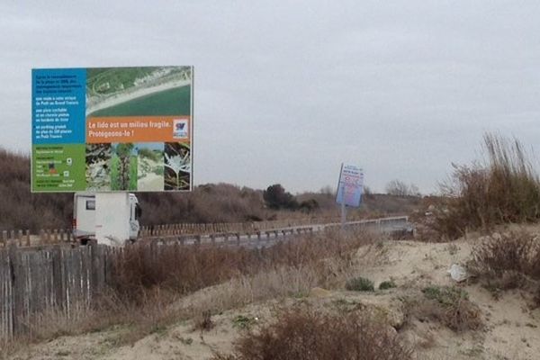 La route qui longe la dune va être supprimée pour permettre la reconstitution du cordon dunaire.