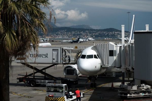 L'aile gauche de la Kuwait Airways a percuté une passerelle de passagers identique à celle-ci.