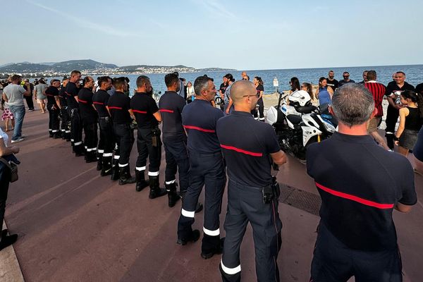 Hommage au pompier décédé sur la Promenade des Anglais.