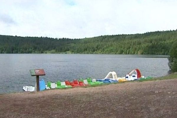 Chaque année, le lac du Bouchet, en Haute-Loire, accueille près de 100 000 personnes. Un projet d'aménagement du site est prévu pour mieux les accueillir. L'association de sauvegarde du lac s'élève contre ces aménagements qui, selon elle, risquent de dénaturer les lieux.