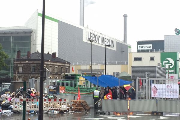 Le blocage du centre de traitement de déchets d'Ivry-sur-Seine est reconduit jusqu'à mardi.

