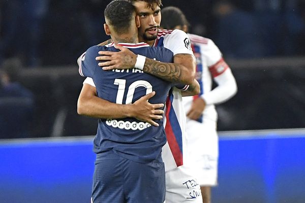 Ligue 1 : l'Olympique Lyonnais s'incline au Parc des Princes devant le PSG. Amis dans la vie, les Brésiliens Neymar et Lucas Paqueta ont brillé avec un but chacun.