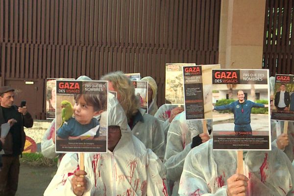 Les membres du collectif "pour une paix juste et durable au Proche-Orient" ont manifesté samedi matin sur le marché d’Ajaccio.