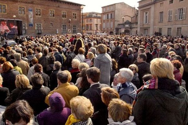 L'hommage des toulousains au poète disparu le 10 mars 2004 devant la basilique Saint Sernin