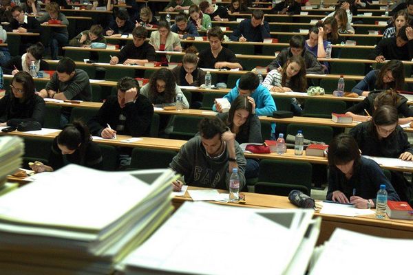 Etudiants en examen à l'université de Limoges.