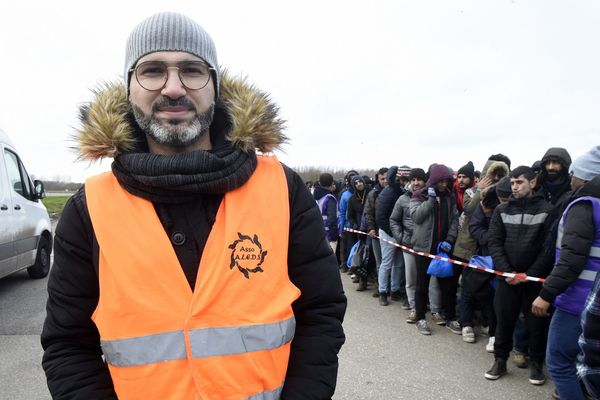 Shadi Abdulrahman, diplômé en tourisme et droit en Syrie, lors d'une distribution de repas pour les migrants à Grande-Synthe.