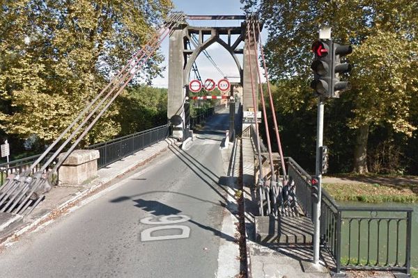 Le pont du Mas, au Mas d'Agenais, est semblable à celui de Mirepoix en Haute-Garonne et qui s'est effondré lundi 18 novembre 2019 