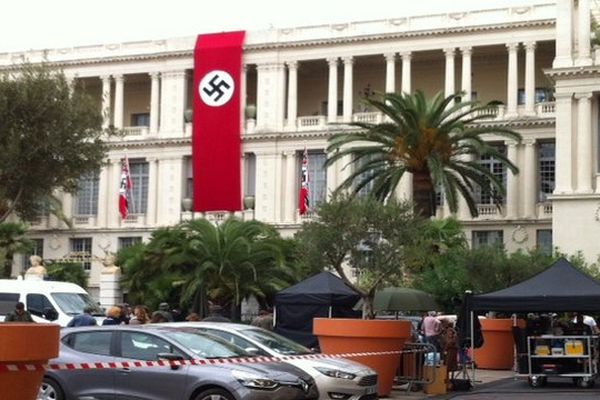 Le palais préfectoral des Rois sardes dans le vieux Nice sert de décor pour une nouvelle adaptation cinématographique du livre "Un sac de billes" d'après le récit autobiographique de Joseph Joffo, sur deux jeunes frères en fuite dans la France occupée.
