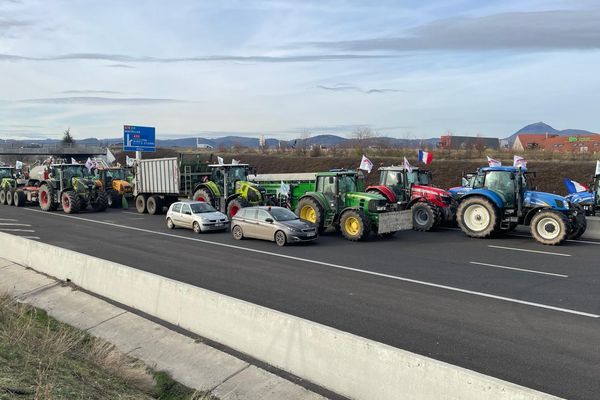 La mobilisation des agriculteurs ne faiblit pas à Clermont-Ferrand ce vendredi 26 janvier.