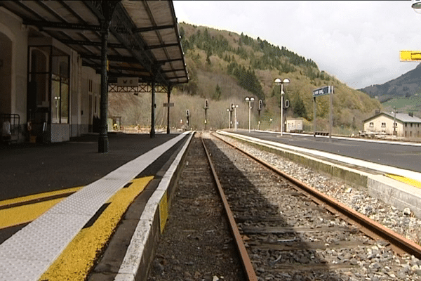 La gare du Mont-Dore n'entendra plus siffler de trains de voyageurs. Elle est fermée depuis le 2 mai. Pour se rendre à la station, la SNCF propose désormais des bus.